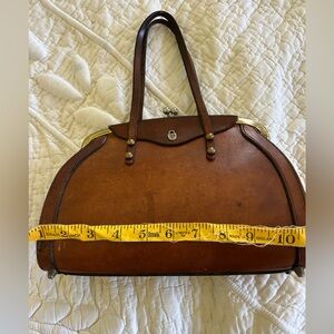 Vintage Brown Leather Purse with 4 feet & pocket inside. Metal clasps. Cute!